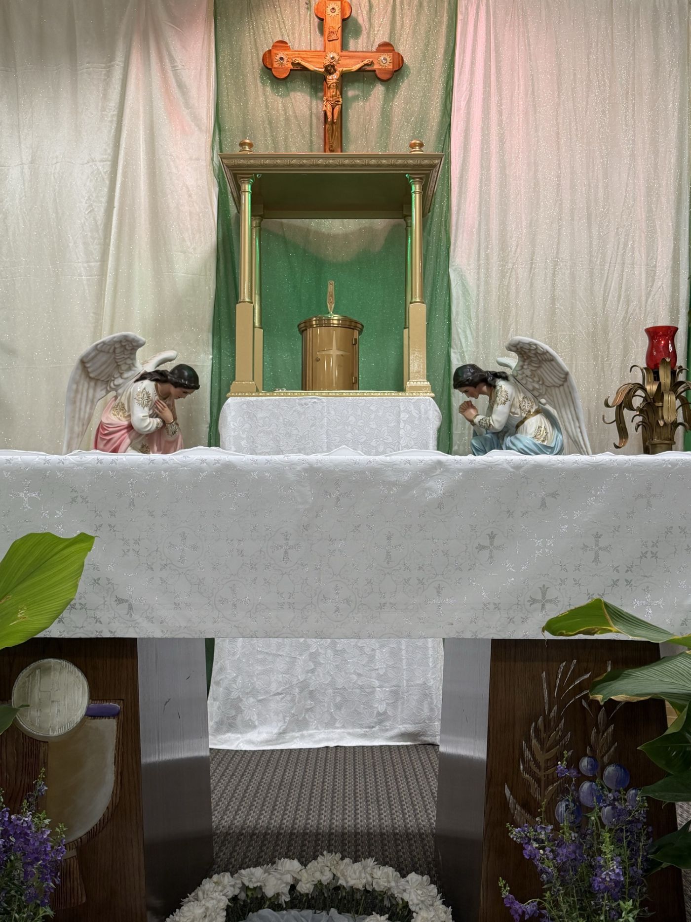 Tabernacle on the altar of the Mission chapel, with two adoring angels