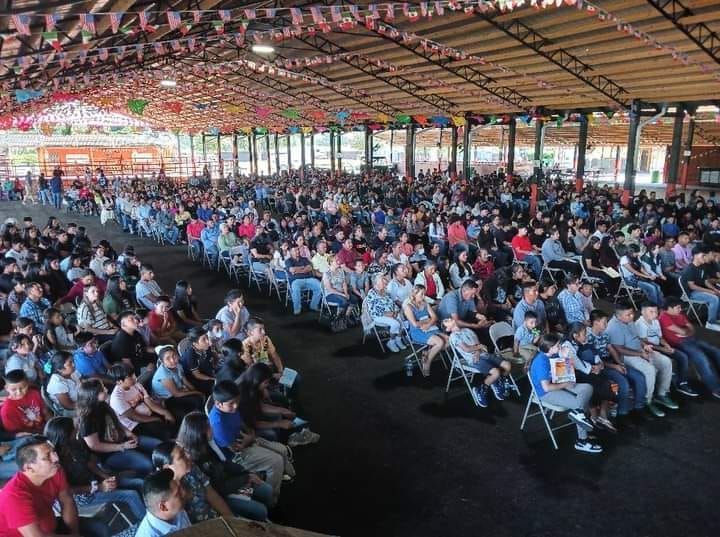Large gathering under a roof at Rancho Los Potrillos